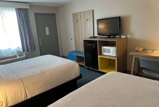 Days Inn by Wyndham Hays - 3