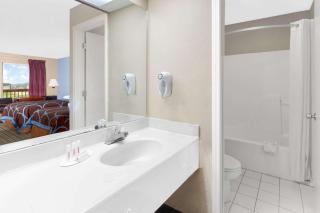 Super 8 by Wyndham Whiteville - Whiteville - 2