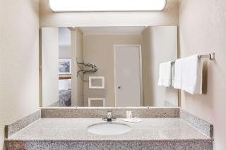 Travelodge by Wyndham Ridgeway Martinsville Area - 2