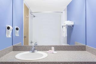 Super 8 by Wyndham Fort Frances - 7