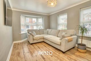 Incredible and Charming 4-bed Home in Lincoln by Renzo, Free Parking, Close to Lincoln Hospital! - Lincoln - 4