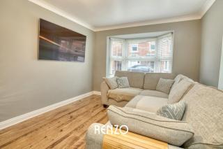 Incredible and Charming 4-bed Home in Lincoln by Renzo, Free Parking, Close to Lincoln Hospital! - Lincoln - 3