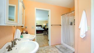 Private Rooms Garden Resort - Cloverdale - 5