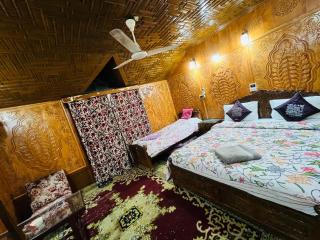 Houseboat Young Snow View Front Line Dal Lake - Srinagar - 3