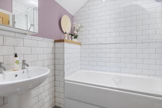 No 5 - Chestnut Cottage - Pass the Keys - 4