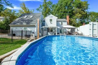 3BR Charlotte Escape Pool Hot Tub Theater - 5