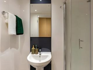 Terry Frost Budget-Friendly Ensuite Room for Students Only - Leeds - 2