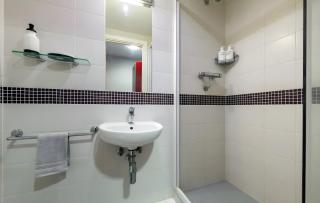 Terry Frost Budget-Friendly Ensuite Room for Students Only - 1