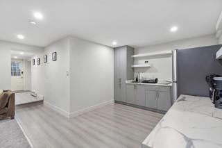 Cozy Basement Apartment with Skylights - Vancouver - 6