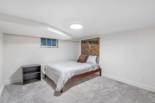 Cozy Basement Apartment with Skylights - Vancouver - 1