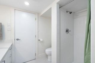 Cozy Basement Apartment with Skylights - Vancouver - 3