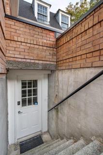 Cozy Basement Apartment with Skylights - Vancouver - 5