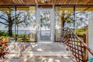 Charming Lakefront Home Hot Tub - 9