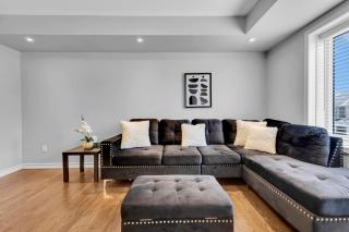 Cozy 3BR Home with Parking Near Kitchener Attractions - Kitchener - 9