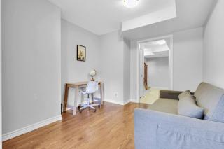 Cozy 3BR Home with Parking Near Kitchener Attractions - Kitchener - 7
