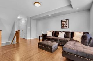 Cozy 3BR Home with Parking Near Kitchener Attractions - Kitchener - 1