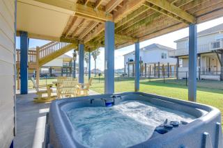 Hot Tub, Patio and Deck Coastal Crystal Beach Home! - Crystal Beach - 9