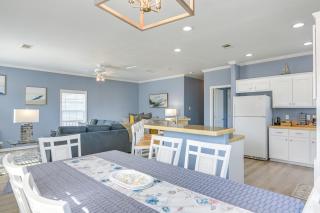 Hot Tub, Patio and Deck Coastal Crystal Beach Home! - Crystal Beach - 4