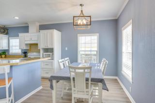 Hot Tub, Patio and Deck Coastal Crystal Beach Home! - Crystal Beach - 3