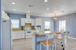 Hot Tub, Patio and Deck Coastal Crystal Beach Home! - Crystal Beach - 1