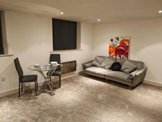 Lovely 1 bedroom apartment with free parking & gym - Kirkburton - 0