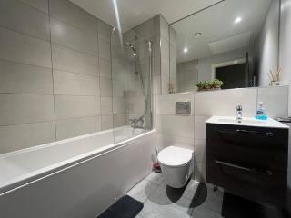 Spacious Modern Flat by Slough Station - 3