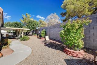 Cozy Getaway with King Bed, BBQ & Spacious Backyard - 1