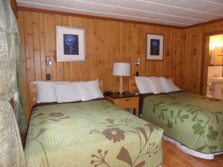 Seven Dwarfs Motel & Cabins - 4