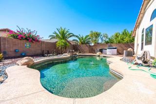 Cozy house near I-10 with pool heater, hot tub, BBQ - Goodyear - 0