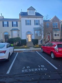 Spacious Quiet 3 Bedrooms Townhome Free Parking, Sleeps-9 - 9