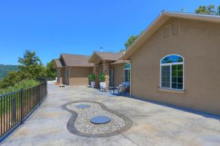 Yosemite Hilltop Gated Villa near Oakhurst, Bass Lake and Mariposa w EVCharger Hottub Grill and Awesome Views! - Ahwahnee - 1