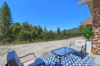 Yosemite Hilltop Gated Villa near Oakhurst, Bass Lake and Mariposa w EVCharger Hottub Grill and Awesome Views! - Ahwahnee - 3