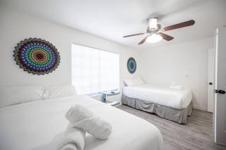 Peaceful Oasis Near Strip & Airport Pool Spa - Paradise - 1