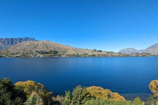 Scenic Lakefront Apartment - Queenstown - 1