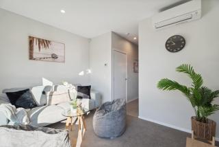 Multi-floor Townhouse in Vibrant Retail District - Queenstown - 4