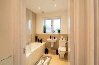 Elegant Home with Free WiFi & Parking - Netflix -Ideal for Relocation - Down Hatherley - 4