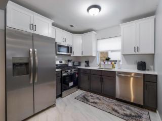 Spacious Retreat for 16 Your Perfect Group Getaway - Irvington - 4