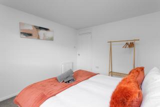 Sleek 3Bed House near Airport - Livingston - 1