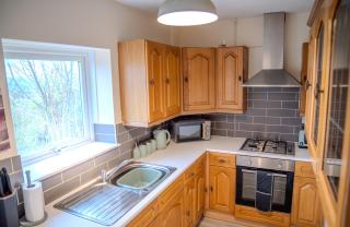 Spacious 4-bedroom home with free parking - Ideal for those working in Swansea - Swansea - 5
