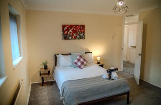Spacious 4-bedroom home with free parking - Ideal for those working in Swansea - Swansea - 0