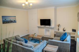 Spacious 4-bedroom home with free parking - Ideal for those working in Swansea - Swansea - 4