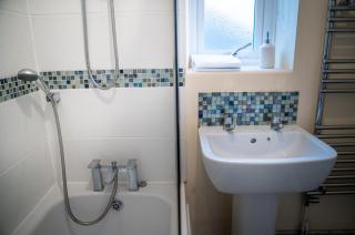Spacious 4-bedroom home with free parking - Ideal for those working in Swansea - Swansea - 6