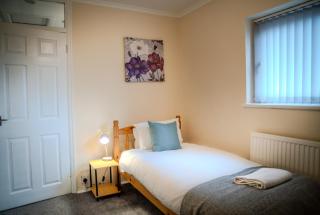 Spacious 4-bedroom home with free parking - Ideal for those working in Swansea - Swansea - 7
