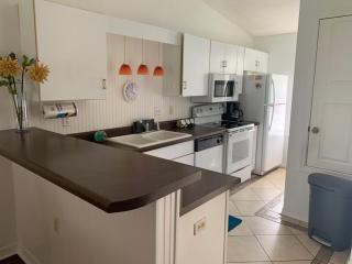 Charming 2 bdr 1 bath home fenced byard N Pensacola Pet Friendly Close to bases - 6