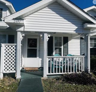 Charming 2 bdr 1 bath home fenced byard N Pensacola Pet Friendly Close to bases - 0