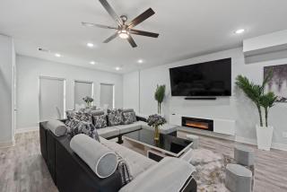 Spacious 6BD 8BA Duplex with Stunning Inside with Indoor Hoops and Big TVs - 6