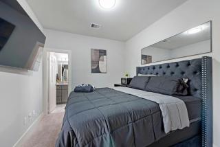 Spacious 6BD 8BA Duplex with Stunning Inside with Indoor Hoops and Big TVs - Houston - 3