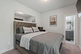 Spacious 6BD 8BA Duplex with Stunning Inside with Indoor Hoops and Big TVs - Houston - 2