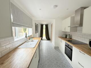 Beautiful four bedroom house, two bathroom, huge kitchen with free parking - Southampton - 5