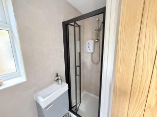 Beautiful four bedroom house, two bathroom, huge kitchen with free parking - Southampton - 9